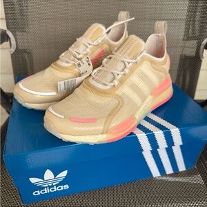 New In Box Women’s ADIDAS NMD V3 Shoes Size 7.5 $160